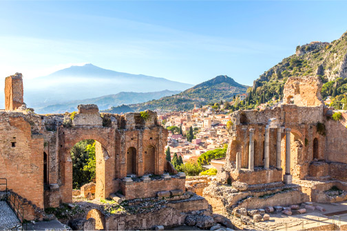 Toarmina met vulkaan Etna op de achtergrond op Sicilie